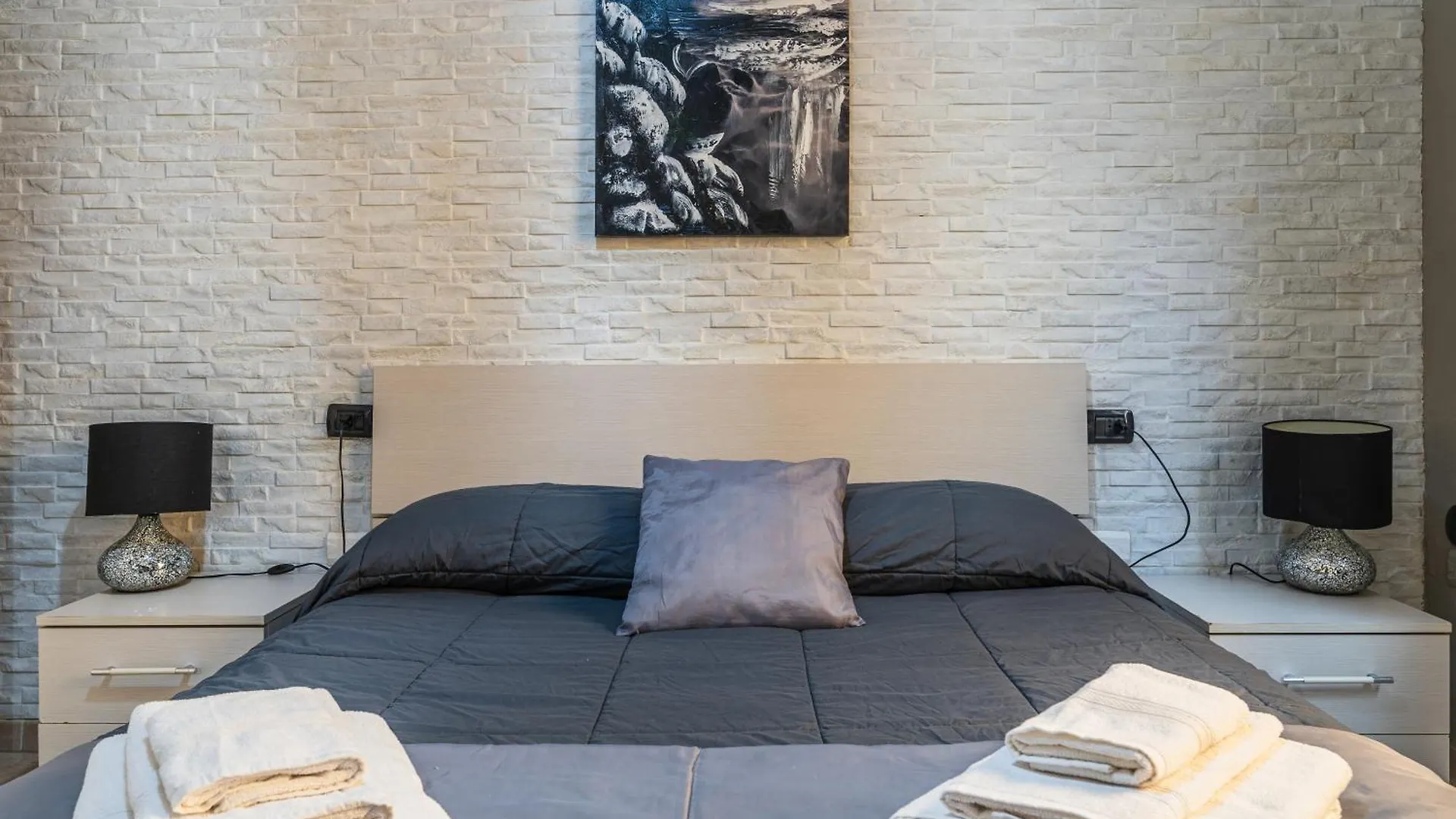 La Casa Di Ryan - Camere - Policlinico - Cittadella Monserrato 0*,